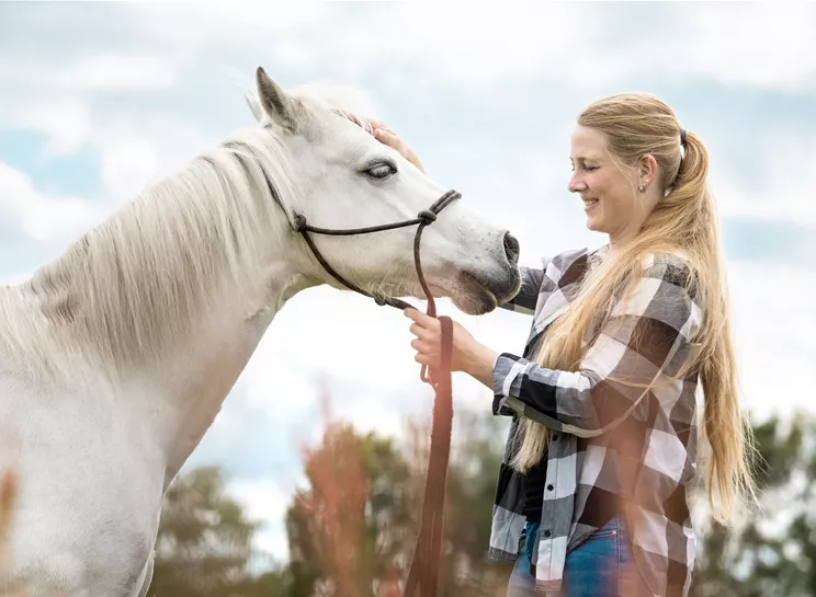 Frau mit Pferd